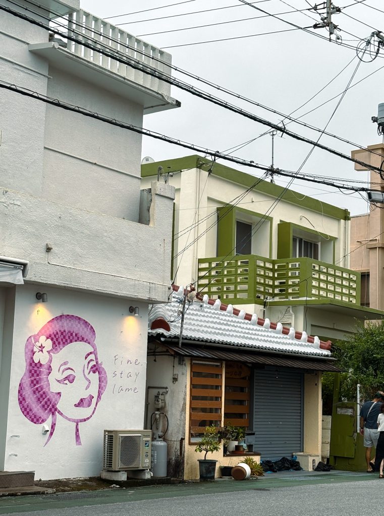 沖縄　コンクリ建築　花ブロック