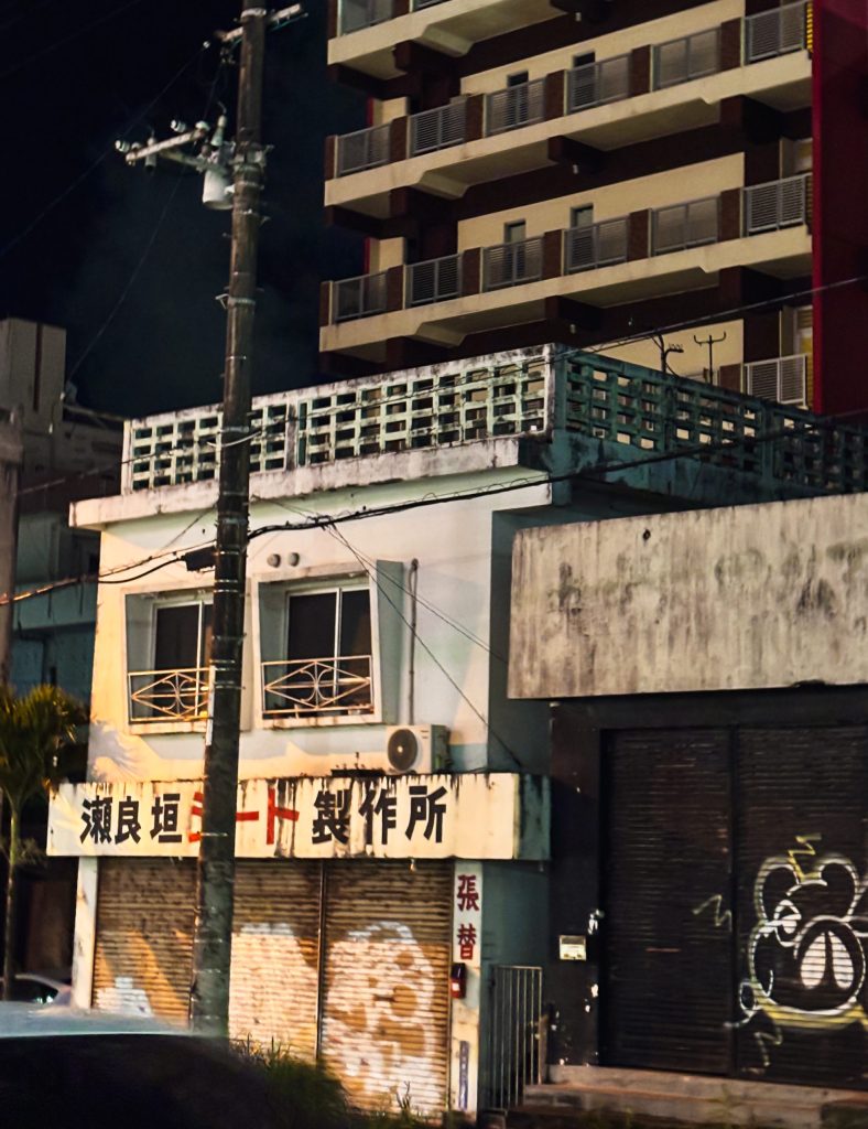 沖縄 商店 屋上 花ブロック